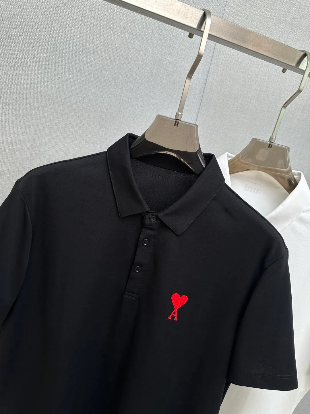 The 2026 spring and summer New Arrival debuts at the counter and is the latest New Arrival lapel short-sleeve, refreshing and breathable. Premium customized design, avant-garde and fashionable! The brand logo is designed with heavy craftsmanship. It feels soft. It is comfortable to wear. It has exquisite counter-level stitching. It has fine workmanship. The upper body effect is incomparably handsome! A must-have item for a stylish man! Sizes:M-3XL